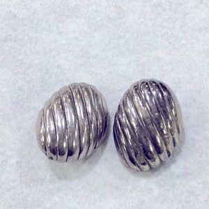 VINTAGE STERLING SILVER CLIP EARRING